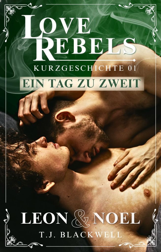 Vor einem grünen Hintergrund liegen zwei Männer mit nacktem Oberkörper. Einer der Männer liegt mit dem Kopf auf der Schulter des anderen, der ihm mit einer Hand durch die Haare streicht.